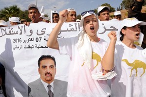 المغاربة يصوتون في منافسة انتخابية بين الإسلاميين والليبراليين