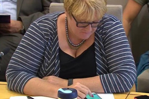 رئيسة وزراء النرويج تطارد بوكيمون في البرلمان