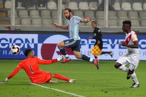 بالفيديو والصور... البيرو تستغل غياب ميسي وتتعادل مع الأرجنتين بتصفيات مونديال 2018