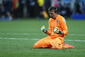 بالفيديو... موسليرا يستعرض مهاراته علي الكاميروني إيتو!