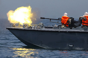 زوارق اسرائيلية تفتح النار على قوارب صيادين وتعتقل اثنين منهم