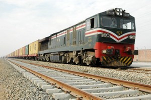 مسئولون: مقتل 4 على الأقل في انفجار قنبلتين بقطار في باكستان