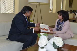 الشيخة مي تستعرض مع السفير الهندي أبرز الفعاليات الثقافية والفنية المقبلة