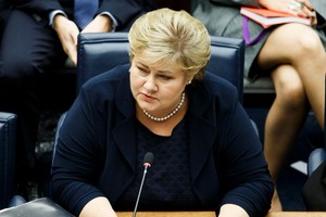 رئيسة وزراء النرويج تلعب «بوكيمون غو» خلال جلسة للبرلمان