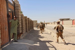 الآلاف يفرون من المعارك المحتدمة في مدينة قندوز شمال أفغانستان