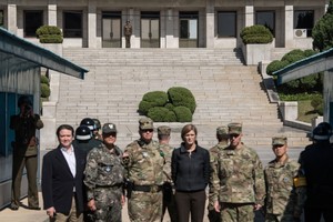 المبعوثة الأميركية لدى الامم المتحدة تزور مركز دعم للمنشقين الكوريين الشماليين جنوب سول