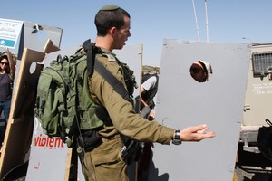 قوات إسرائيلية تعتقل 10 فلسطينيين في أنحاء مختلفة من الضفة الغربية