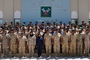 وفد من الكلية الملكية للقيادة والأركان المشتركة يزور عدداً من وحدات قوة الدفاع