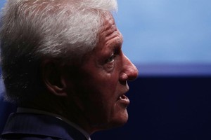 ماذا فعل بيل كلينتون حين ذكّره ترامب بـ'أفعال الماضي'؟