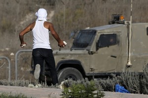 قوات إسرائيلية تعتقل 16 فلسطينياً في أنحاء مختلفة من الضفة الغربية