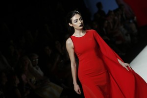 بالفيديو والصور... رفيعة الهاجسي الامارتية الاولى على منصات عرض الازياء