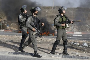 إصابة عدد من الفلسطينيين في مواجهات مع قوات إسرائيلية شمال القدس