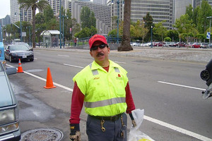 'رجل القمامة' يجوب شوارع نيويورك لتوجيه رسالة توعية بيئية للاميركيين 