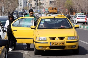 بالصور... سيارات الاجرة تغرق شوارع طهران في زحمات خانقة