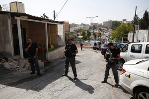 قوات إسرائيلية تعتقل 10 فلسطينيين في أنحاء مختلفة من الضفة الغربية