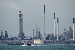 أسعار النفط تهبط بعد زيادة إنتاج أوبك والمخزونات الأميركية