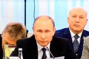 بالفيديو... المتحدث باسم بوتين 'نائم' أثناء لقاء أردوغان