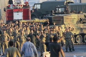 تركيا تداهم محاكم كبرى لاعتقال من يشتبه أنهم من مدبري الانقلاب