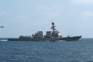 مسئولان أميركيان: الحوثيون وراء الهجوم على المدمرة