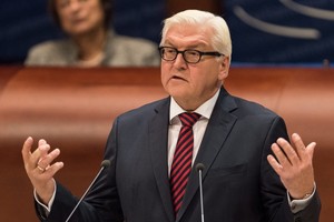 شتاينماير يجري محادثات هاتفية مع دي ميستورا وحجاب لوقف إطلاق النار في حلب