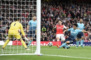 بالفيديو والصور... أرسنال يستغل تعثر سيتي ويقاسمه صدارة الدوري الإنجليزي