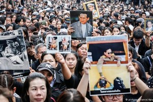 تايلند تطلب من المستهلكين التوقف عن شراء ملابس الحداد بعد وفاة الملك