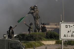 قوات إسرائيلية تعتقل 12 فلسطينياً في أنحاء مختلفة من الضفة الغربية