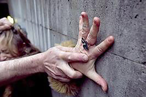 الشرطة الألمانية تقبض على شاب لم يصل للعشرين بتهمة اغتصاب عجوز تسعينية!