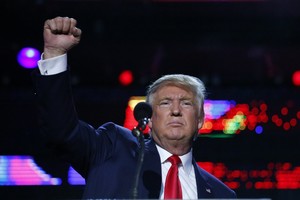 ترامب يقترح اخضاع هيلاري كلينتون لفحص منشطات