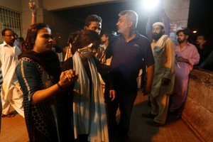 مقتل شخص وإصابة العشرات في انفجار قنبلة في مسجد شيعي في كراتشي