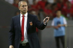 الفرنسي بيران يقترب من تدريب الجزائر