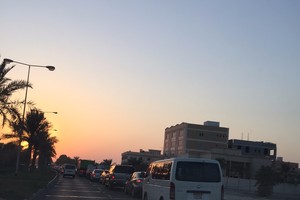 استمرار طوابير السيارات بسبب 'الإغلاق الأمني'... وأهالي الدراز: ما يجري مخالفٌ للدستور