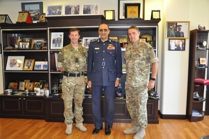 قائد خفر السواحل يبحث التعاون مع قائد وحدة الواجب البحرية البريطانية