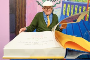 بالصور... رسام بريطاني يقدم مجلّداً لأعماله في أكبر معرض للكتاب في العالم