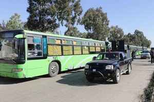 نقل العشرات من مسلحي مدينتي المعضمية وداريا إلى إدلب