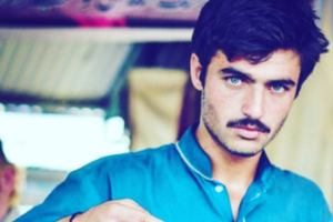 بالفيديو والصور... صورة على 'إنستغرام' تحول شاب باكستاني من بائع شاي إلى عارض أزياء!