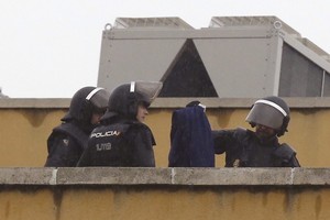 الشرطة الإسبانية تنهي احتجاجاً عنيفاً لمهاجرين في مدريد بشكل سلمي