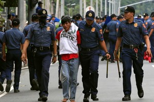 وقف تسعة من رجال الشرطة الفلبينية عن العمل بسبب استخدام العنف ضد المحتجين