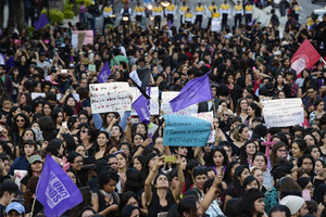 عشرات الآلاف يتظاهرون في الأرجنتين احتجاجا على اغتصاب وقتل فتاة