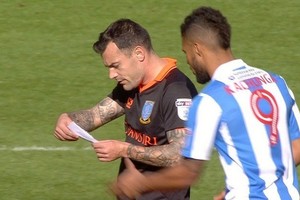 بالفيديو... لاعب يخطف ورقة التعليمات من يد خصمه بطريقه عجيبة!