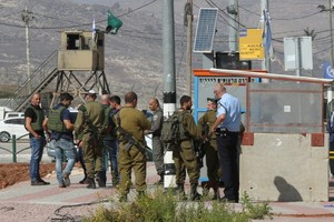 قوات اسرائيلية تعتقل 3 فلسطينيين وتصيب العشرات باختناق بالضفة الغربية