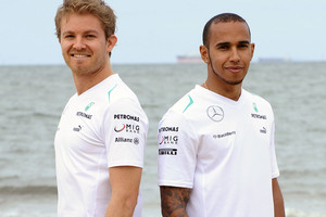 هاميلتون وروزبرغ يشعران بوطأة الضغوط