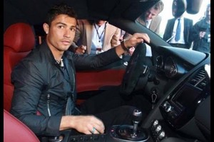 بالفيديو... رونالدو يفاجئ عشاقه بسيارة جديدة