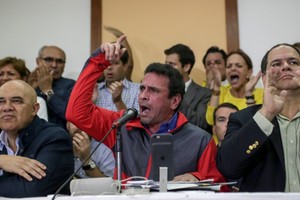 المعارضة الفنزويلية تندد بـ'انقلاب' وتدعو إلى التظاهر ضد مادورو