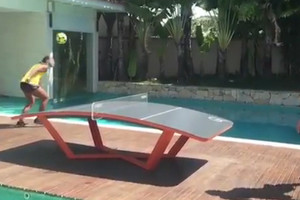 بالفيديو... الساحر رونالدينيو يخترع رياضة جديدة بمهاراته