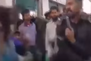 بالفيديو... باكستاني يصفع مذيعة كف لن تنساه طوال حياتها!