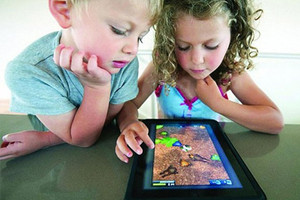 دراسة: إكثار الأطفال من استخدام الأجهزة الرقمية يقلل إمكانية انجازهم للواجبات المدرسية