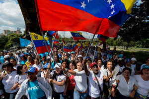 فنزويلا: آلاف النساء يحتجون على مادورو