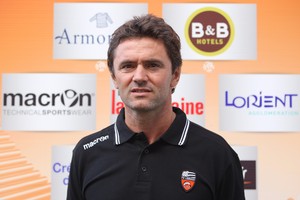 لوريان الفرنسي يقيل مدربه ريبول