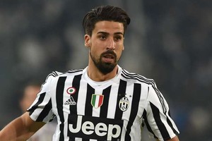 الألماني سامي خضيرة يهدي ملابس رياضية لنادي تونسي